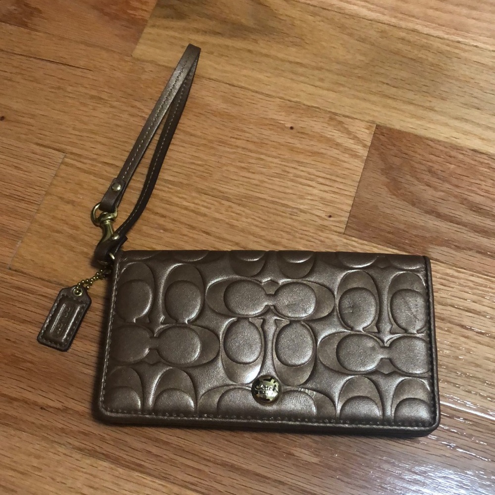 Beautiful bronze color wristlet.